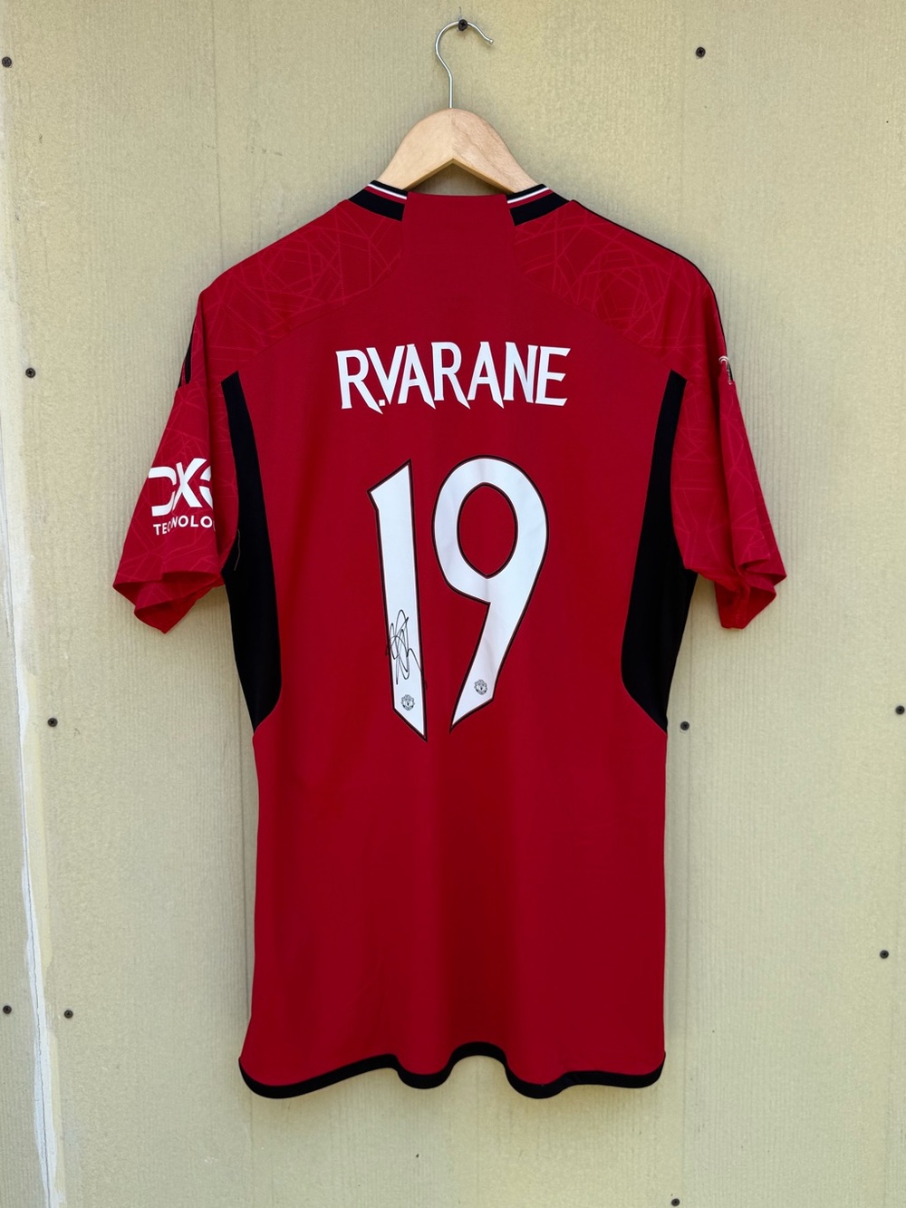 Signed Manchester United 2023 Home football Adidas Jersey #19 R.Varane size L